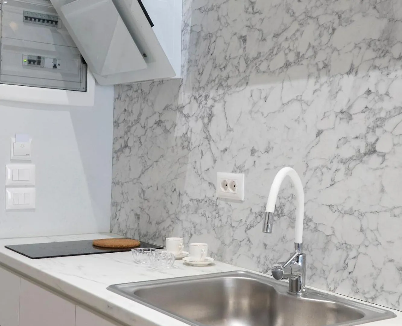 Oyster Central Suites 0*, Sarandë